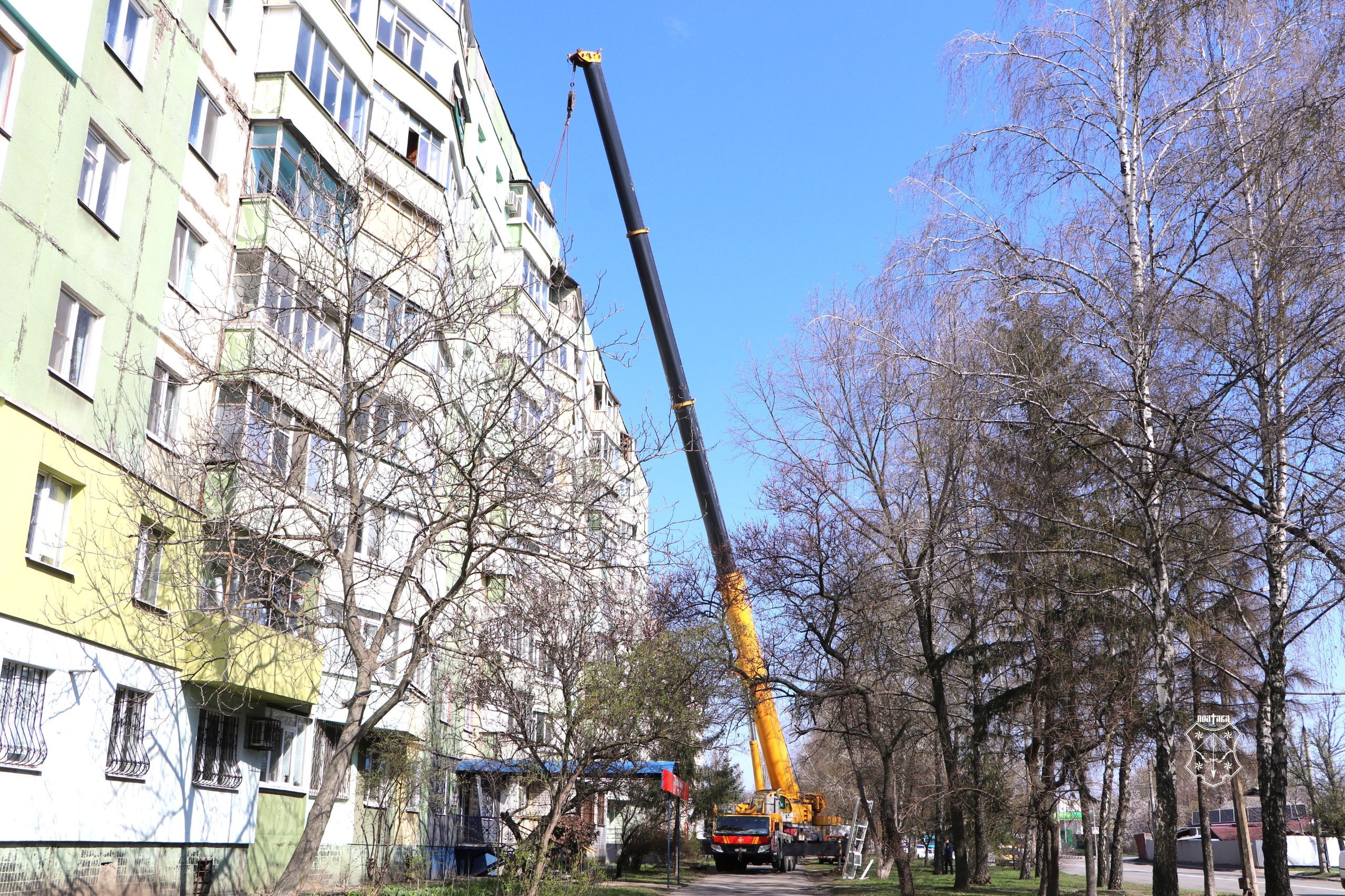 У пошкодженому від атаки рф будинку демонтують бетонні плити