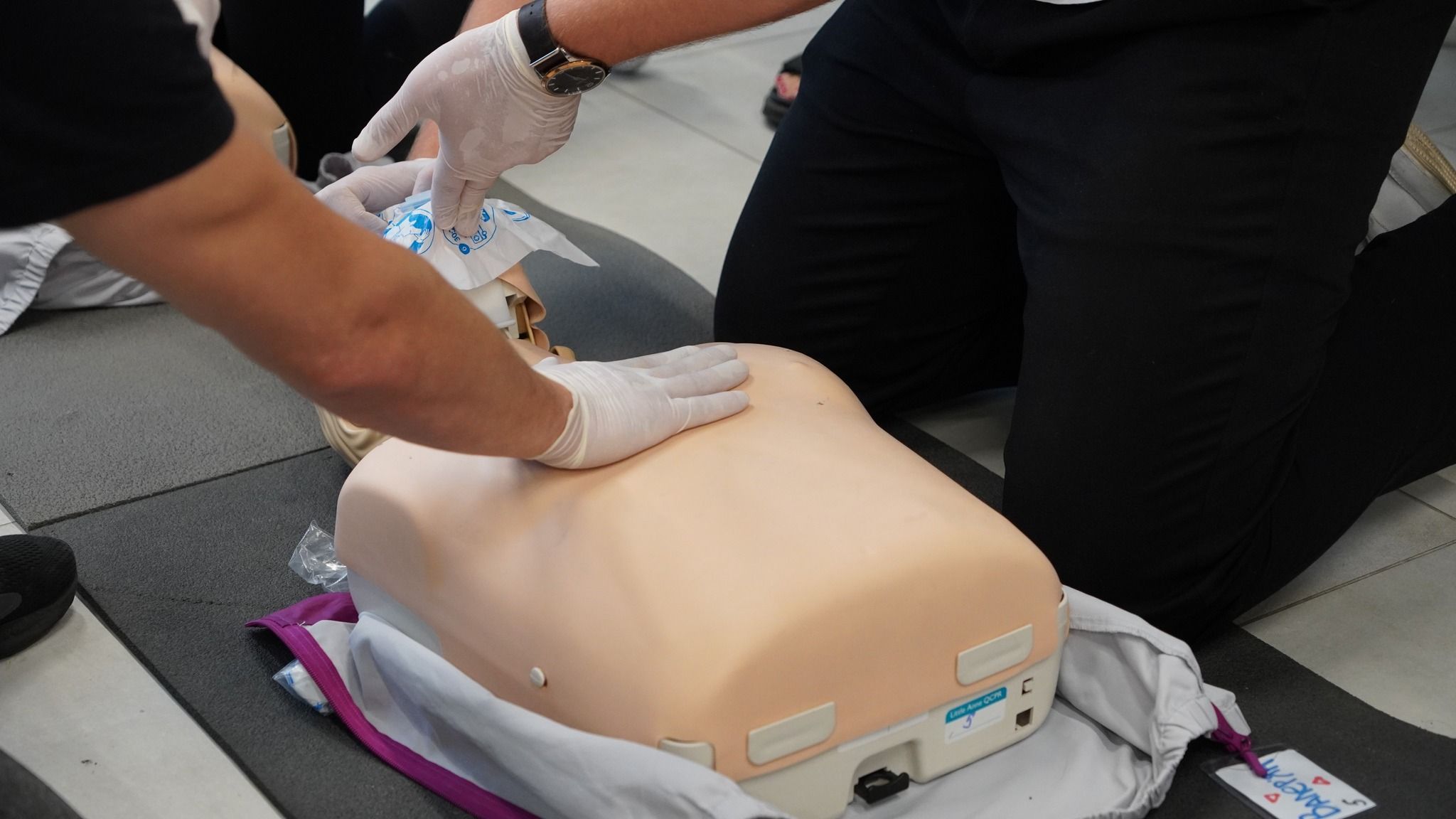 Освітян, працівників виконкому та ЦНАПу навчали наданню домедичної допомоги