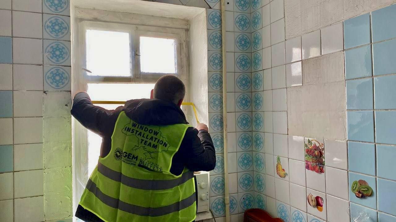 У пошкоджених атаками рф будинках безкоштовно встановлять вікна в рамках програми від GEM