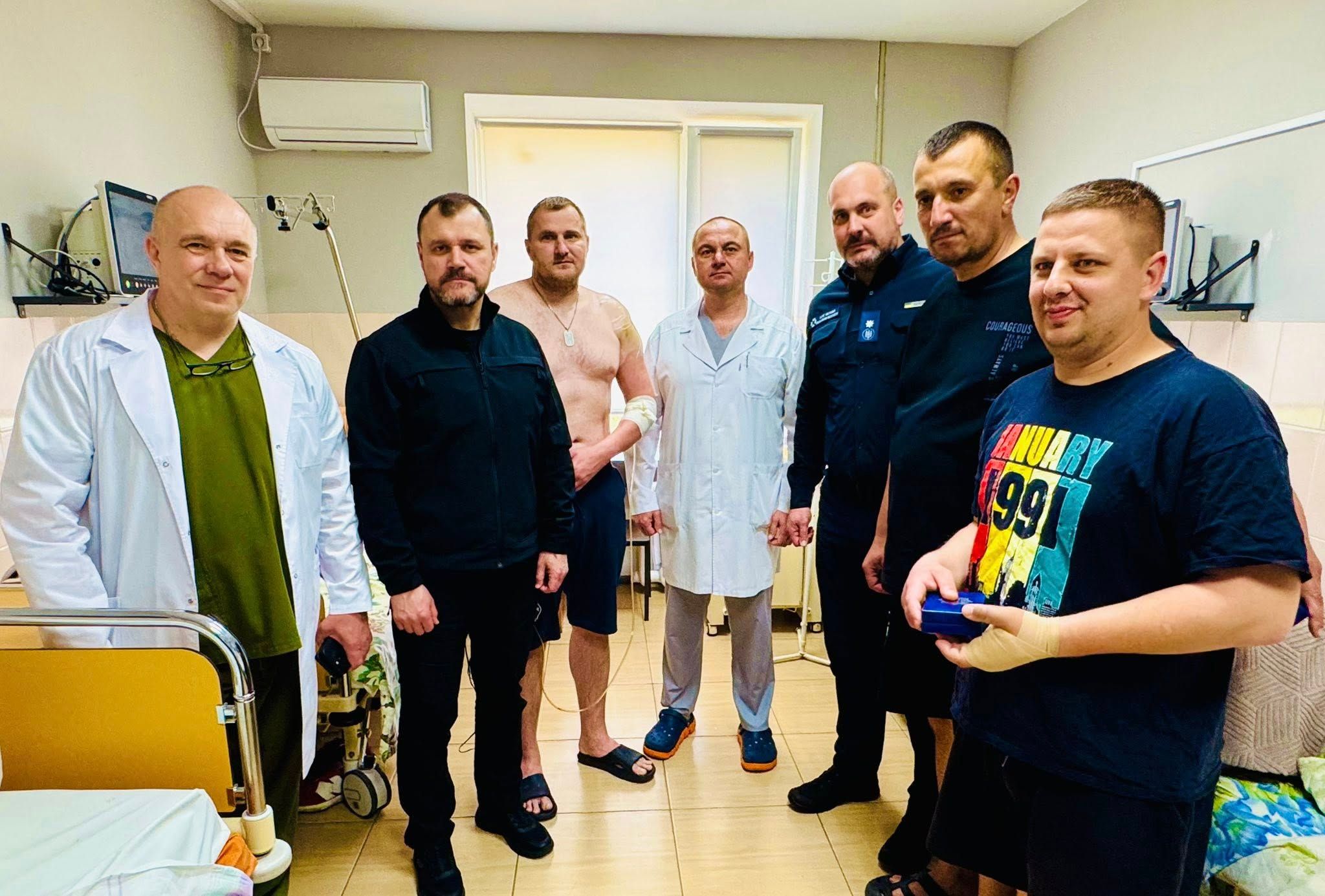  Міністр внутрішніх справ відзначив лікарів Полтави нагородними годинниками