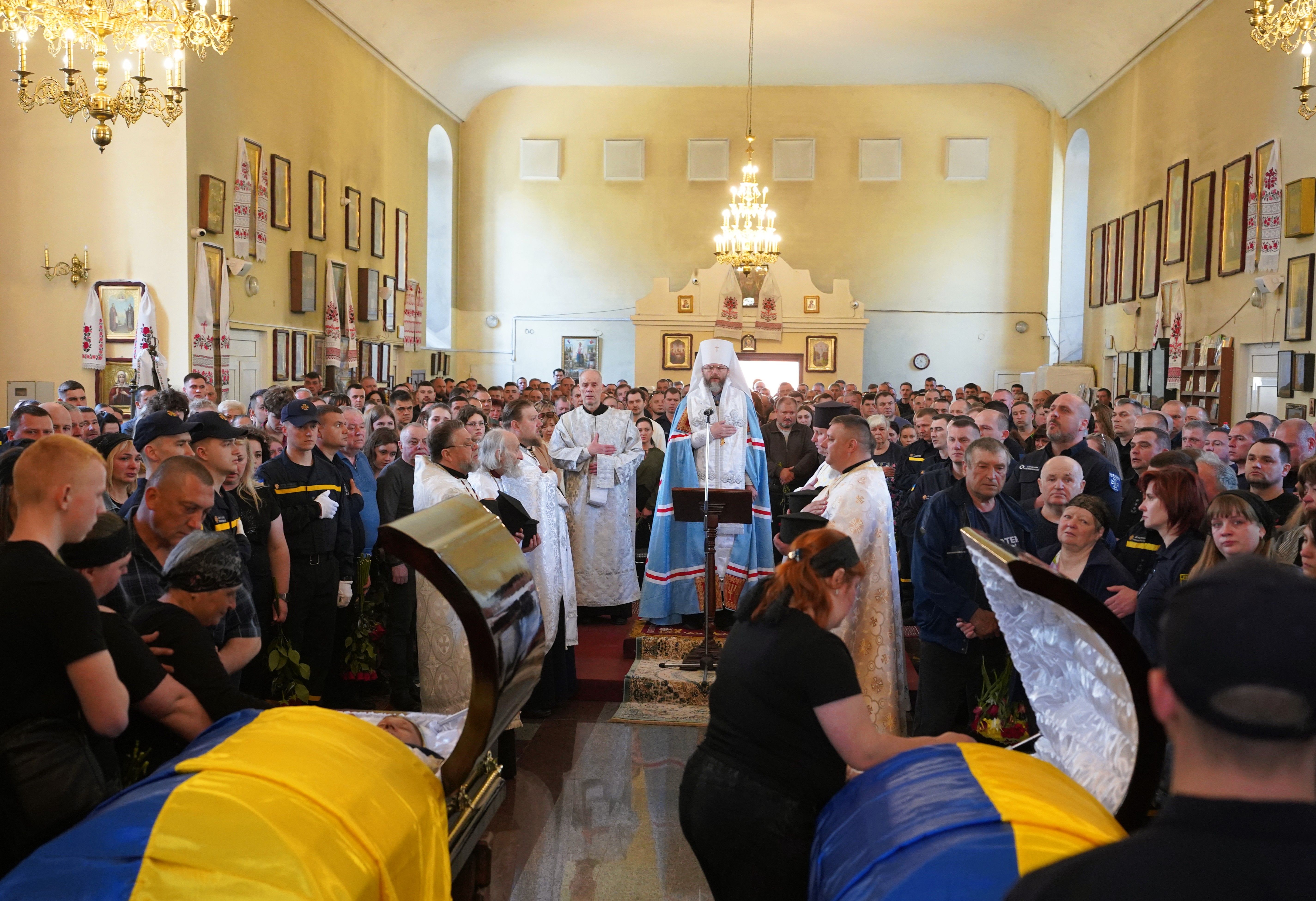 Полтавська громада попрощалась з рятувальниками, які загинули від ракетного удару рф