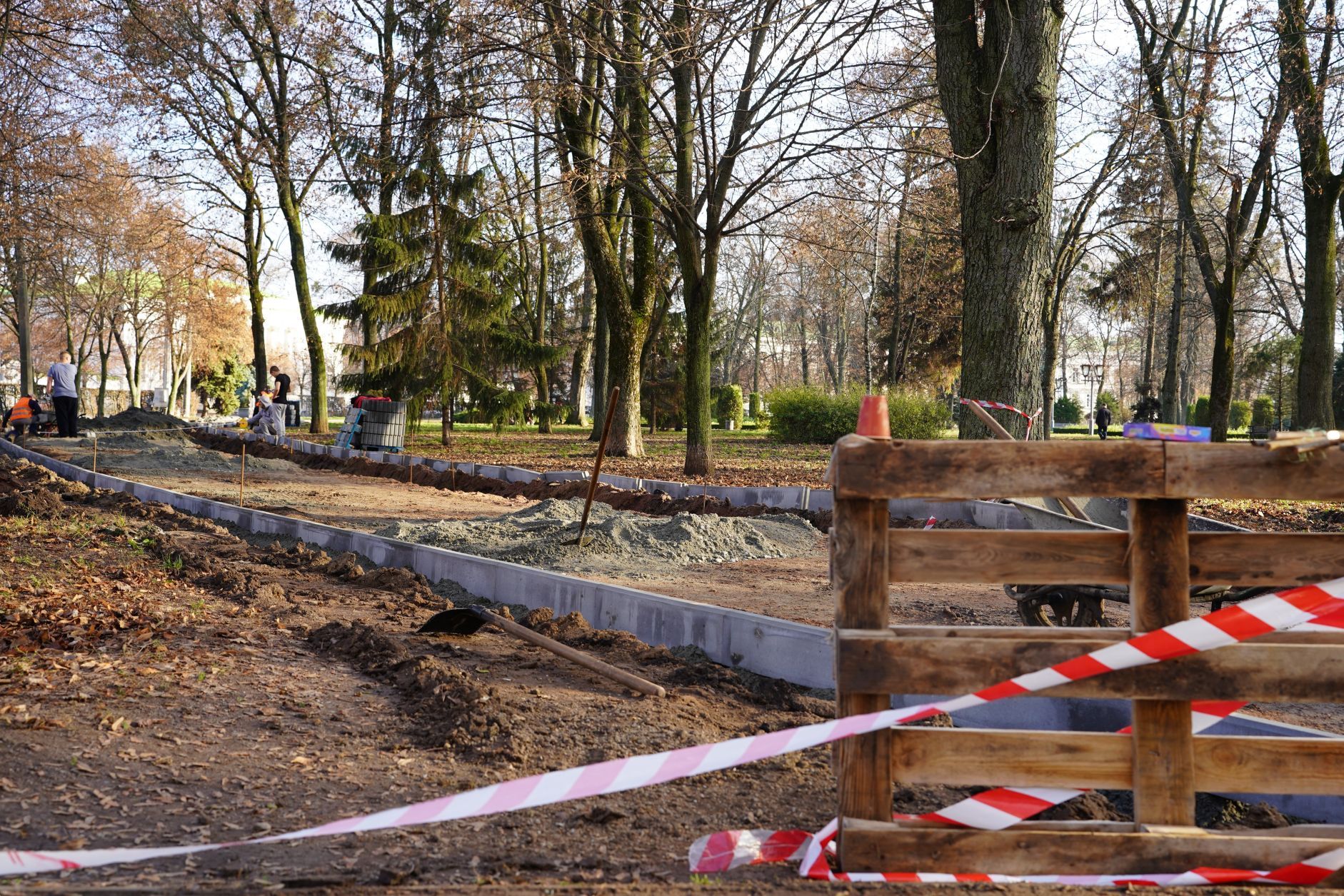 "Рух без бар'єрів": у Корпусному парку Полтави розпочали ремонтні роботи