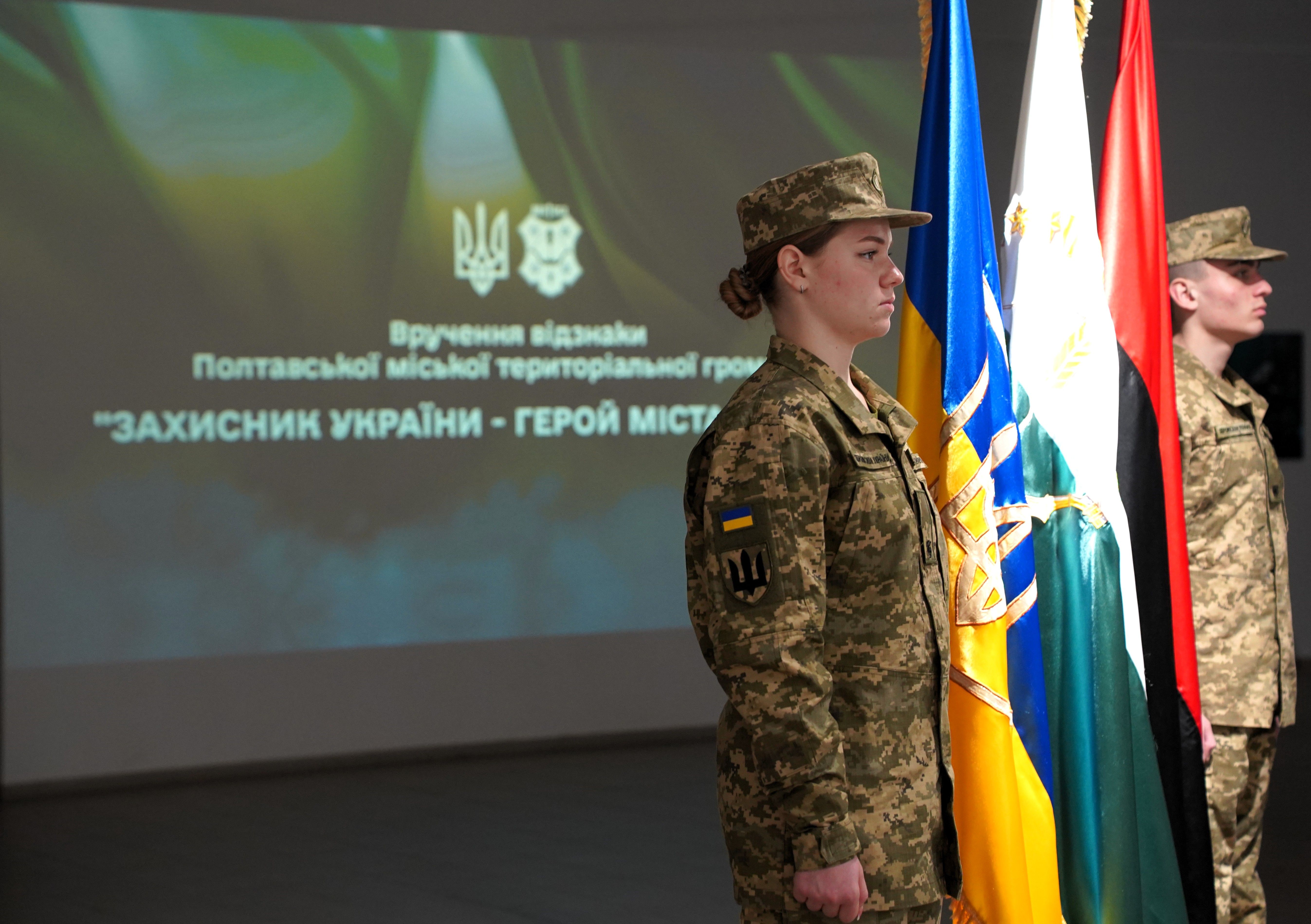 Родинам полеглих військовослужбовців вручили відзнаки "Захисник України - Герой міста Полтава"