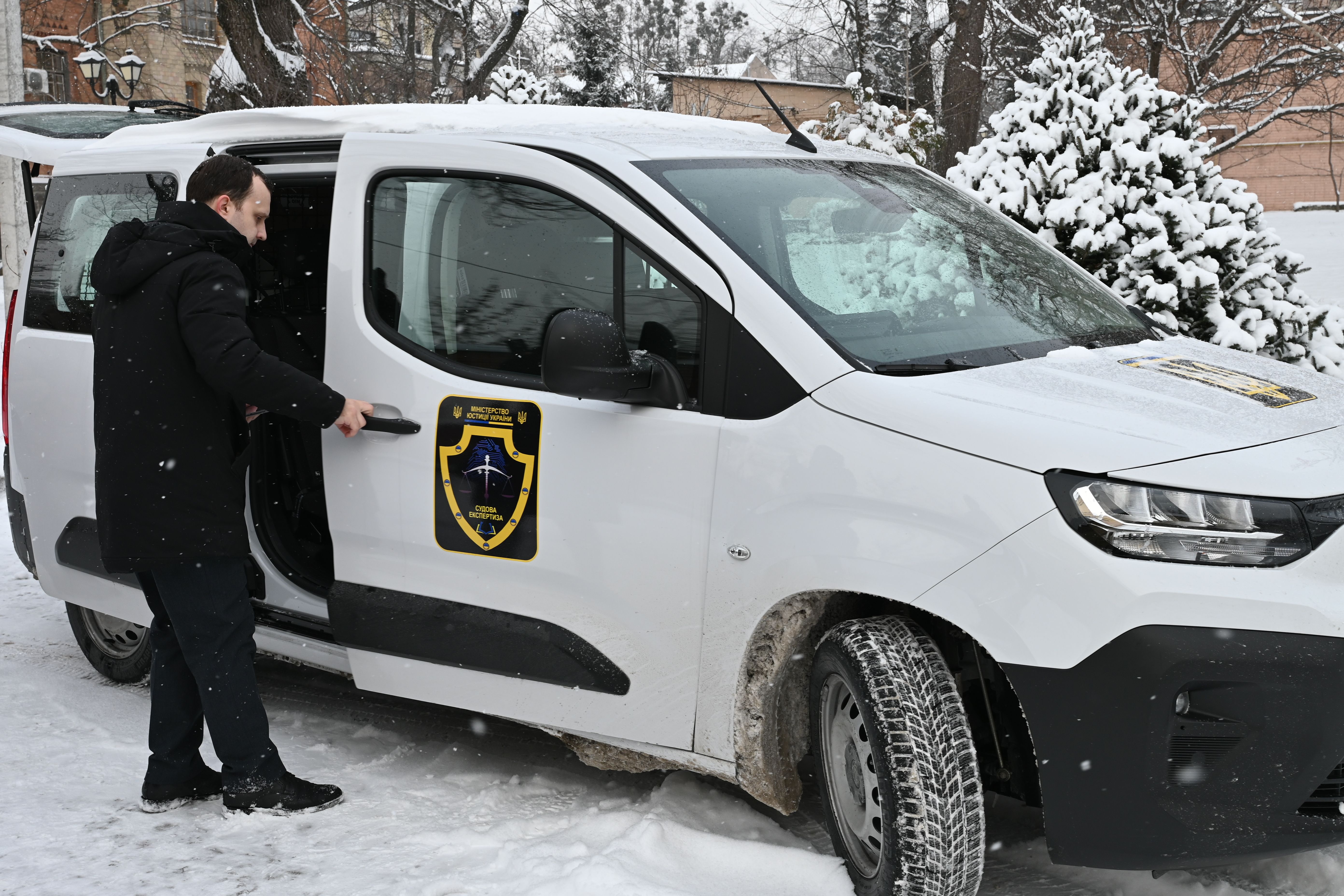 Інституту судових експертиз передали мобільну лабораторію для контролю якості доріг