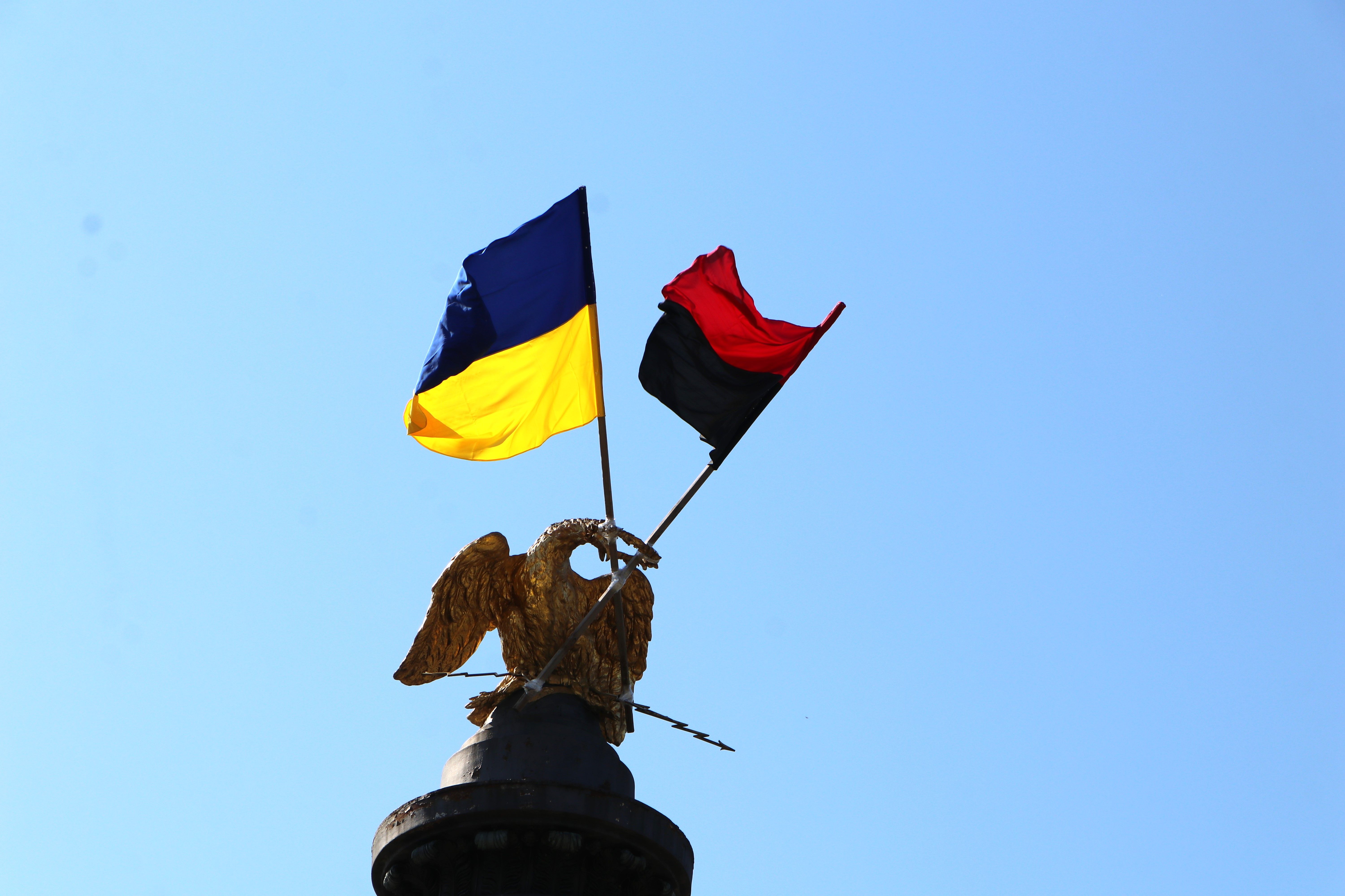 На Монументі слави оновили прапори
