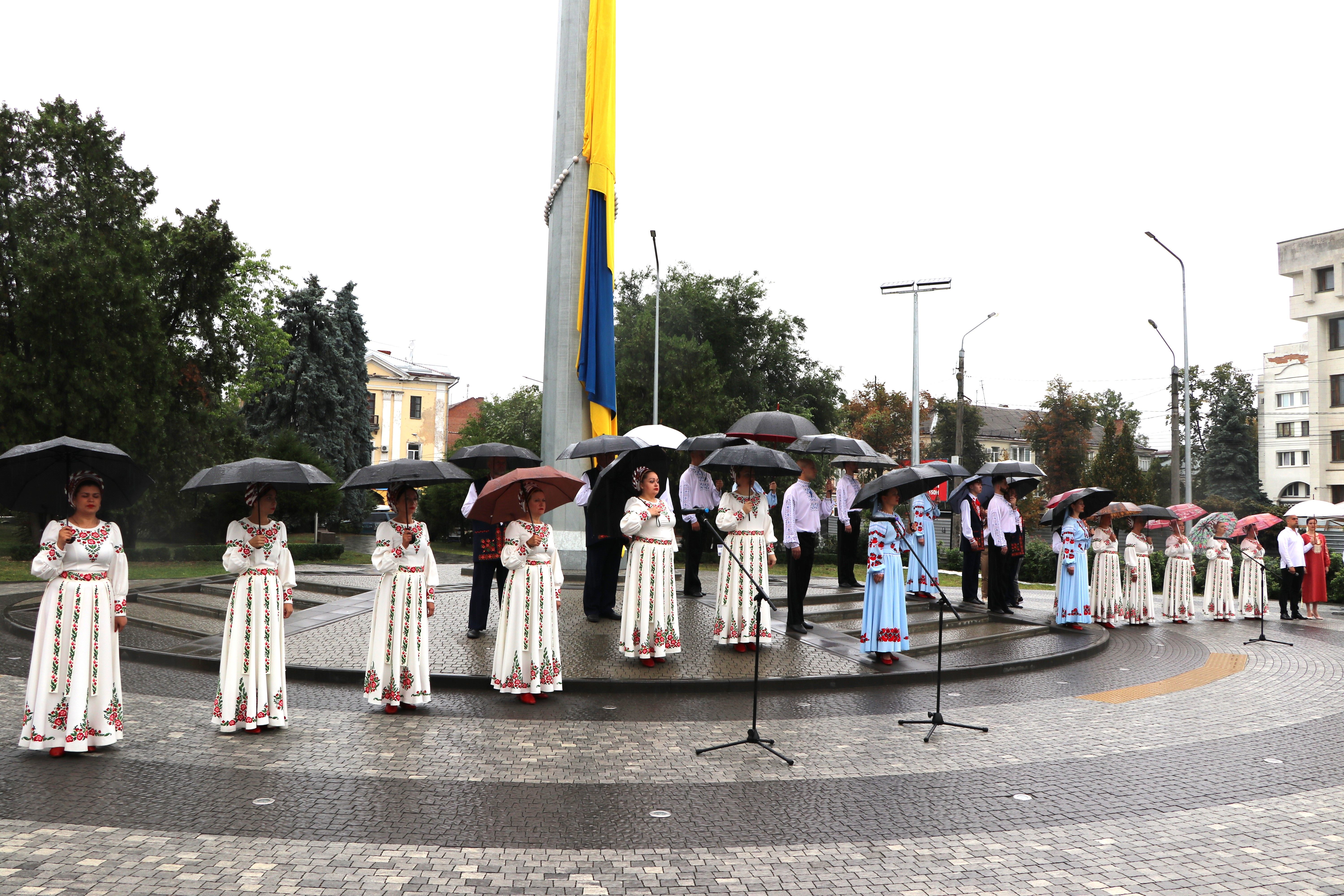 У Полтаві підняли найбільший в області Державний Прапор України