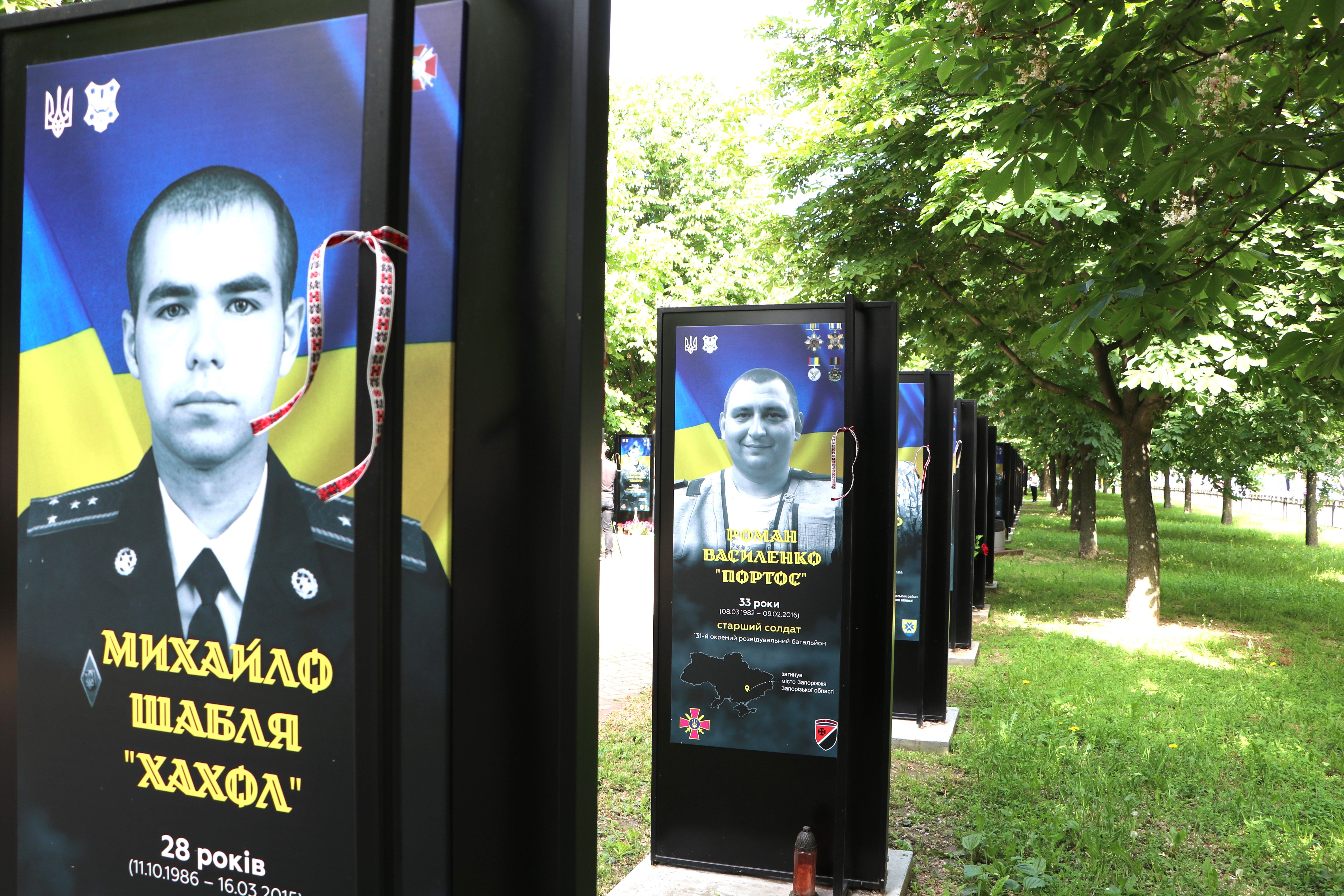 На Алеї Героїв у Полтаві пов'язали вишиті стрічки пам'яті