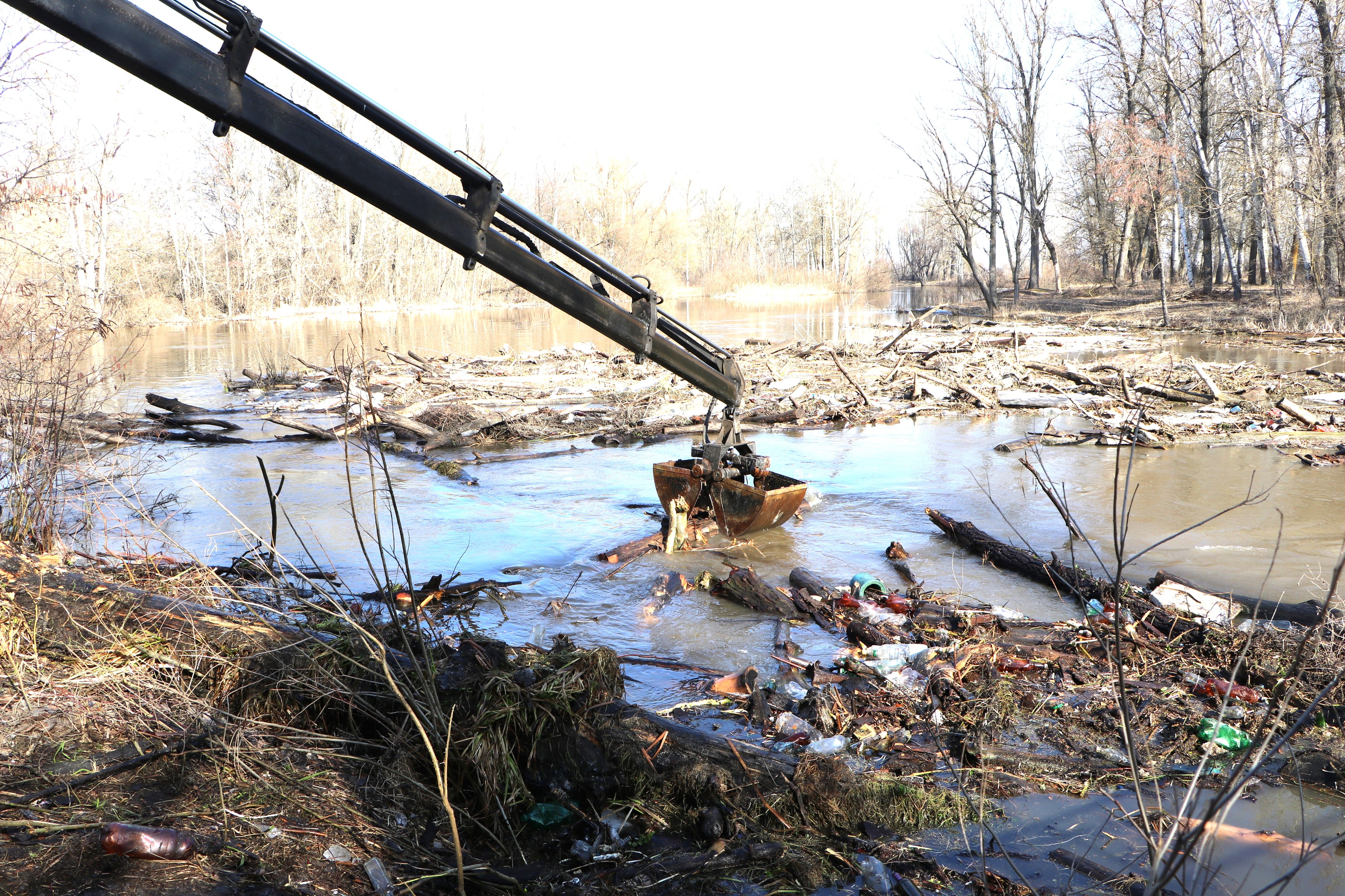 Комунальники розчищають русло річки Ворскла