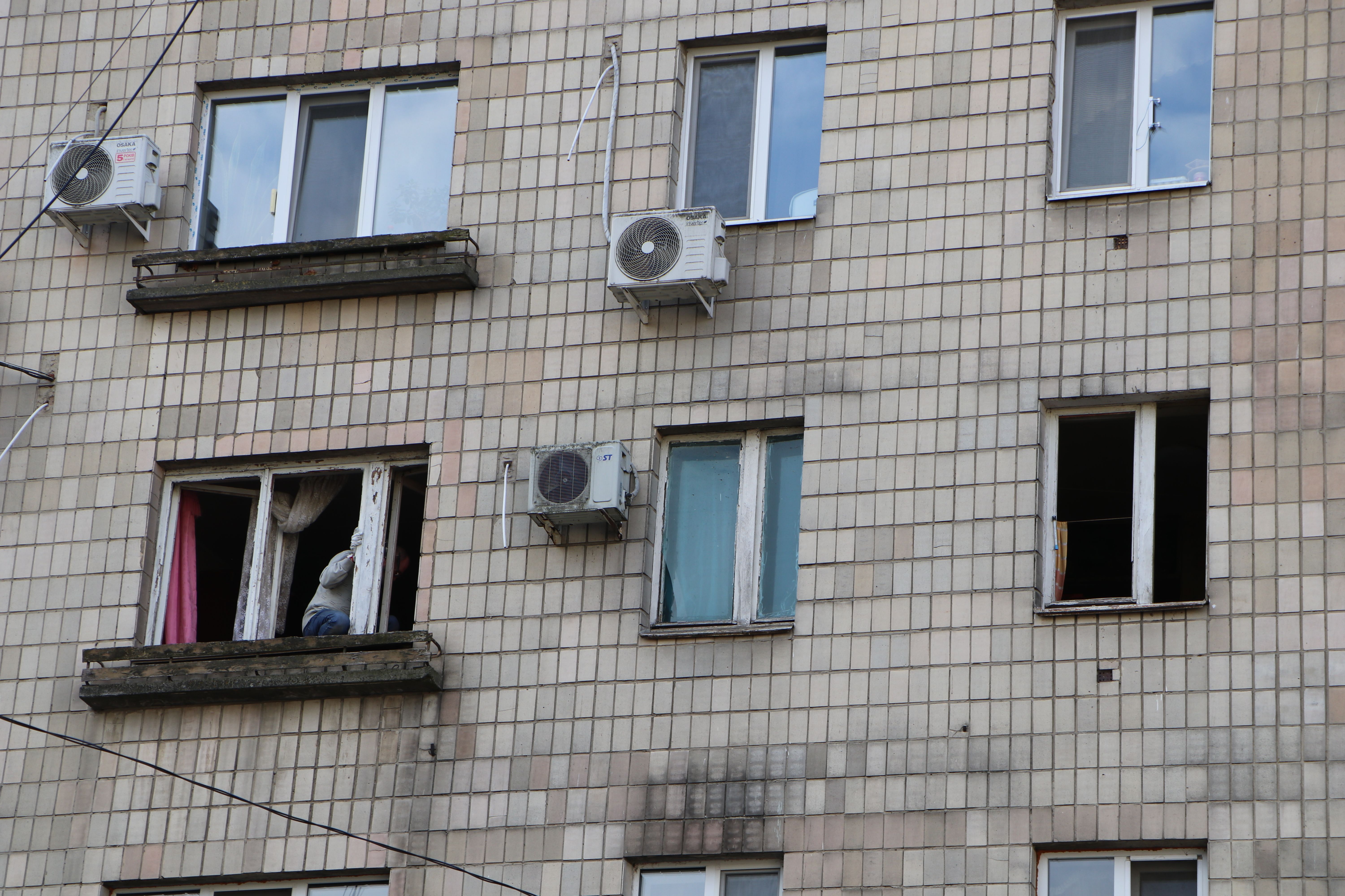 Заклад освіти, 11 багатоквартирних та 5 приватних будинків: триває обстеження пошкодженого майна, внаслідок російської атаки