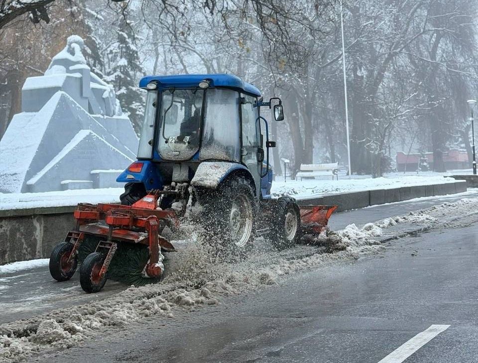 Комунальні служби розчищають дороги у Полтавській громаді