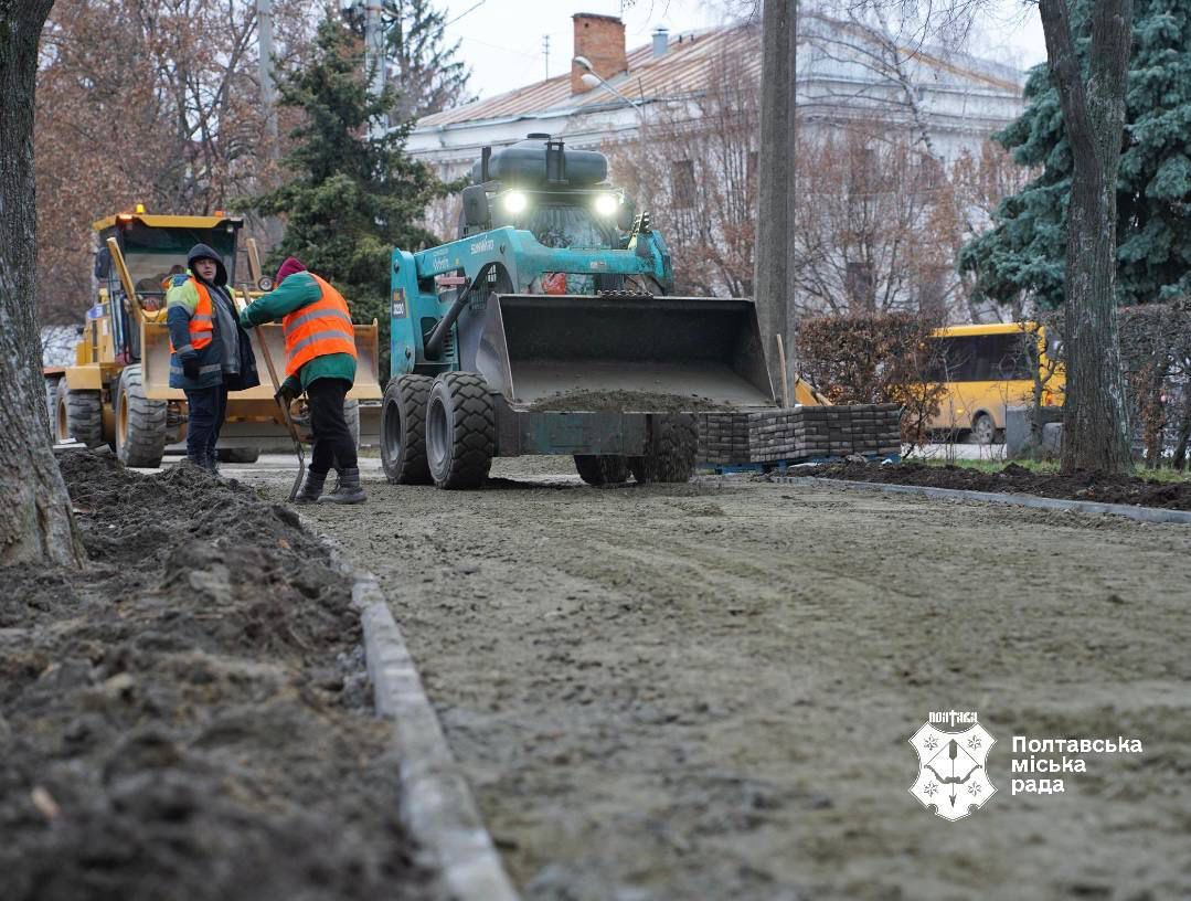 У Корпусному парку тривають роботи з підготовки до асфальтування пішохідної доріжки