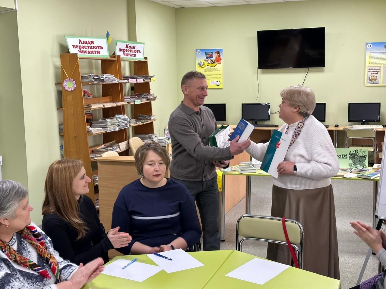 Мова єднає громаду: у бібліотеці-філії №10 провели розмовний клуб з української мови