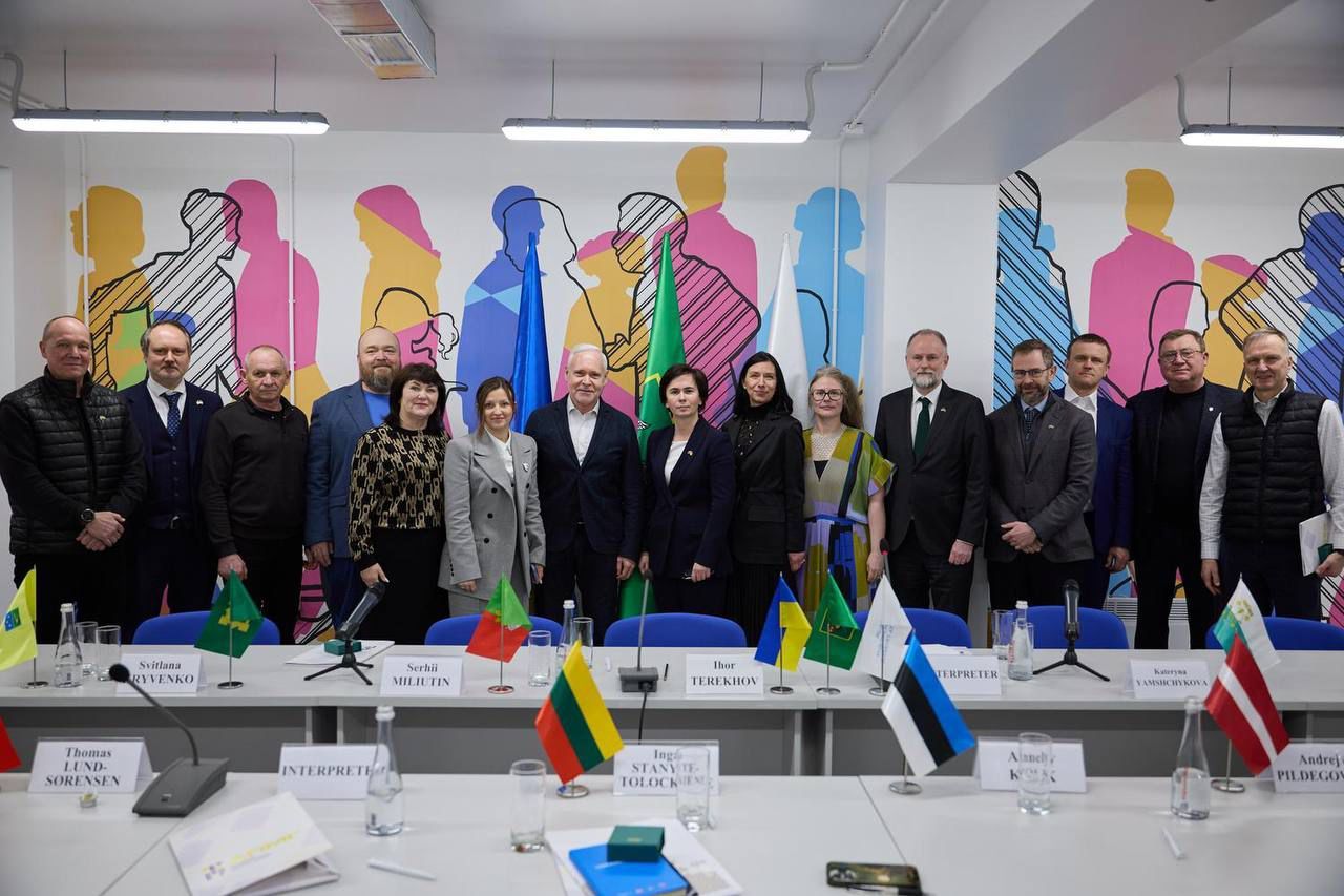 Посли країн Північної Європи та Балтії (NB8) вперше зустрілися з представниками Асоціації прифронтових міст та громад України 