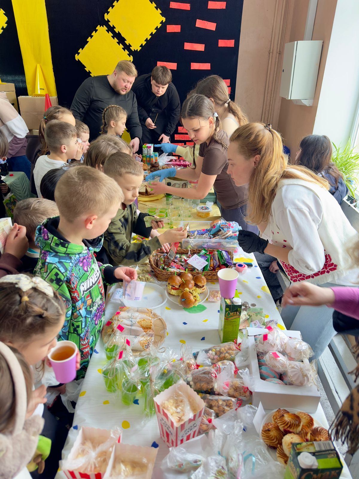 У Ліцеї №10 відбувся благодійний ярмарок на підтримку ЗСУ