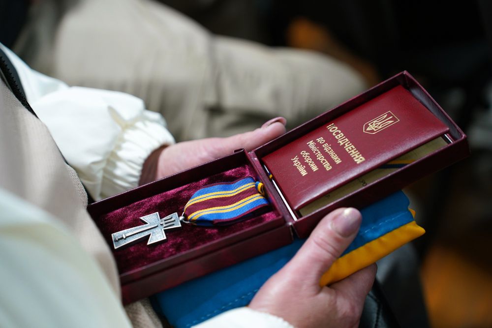 У Полтаві родинам полеглих захисників України передали державні нагороди
