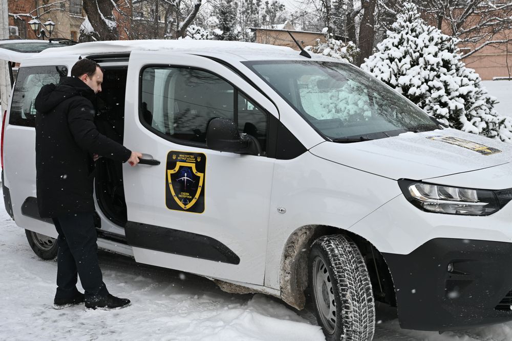 Інституту судових експертиз передали мобільну лабораторію для контролю якості доріг