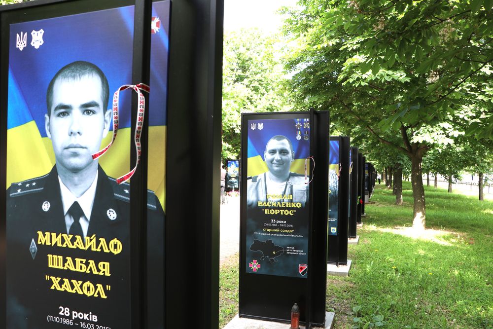 На Алеї Героїв у Полтаві пов'язали вишиті стрічки пам'яті