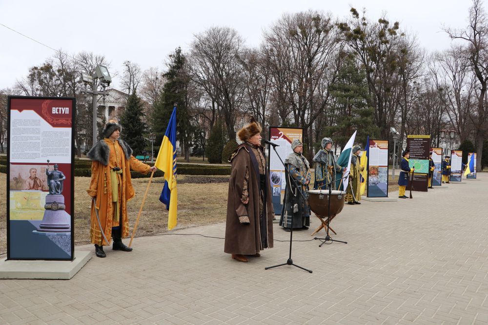 У Корпусному парку відкрили виставковий проєкт «Мазепа. Каrl ХІІ. Пётр І. Топ-10 міфів ru. пропаганди»