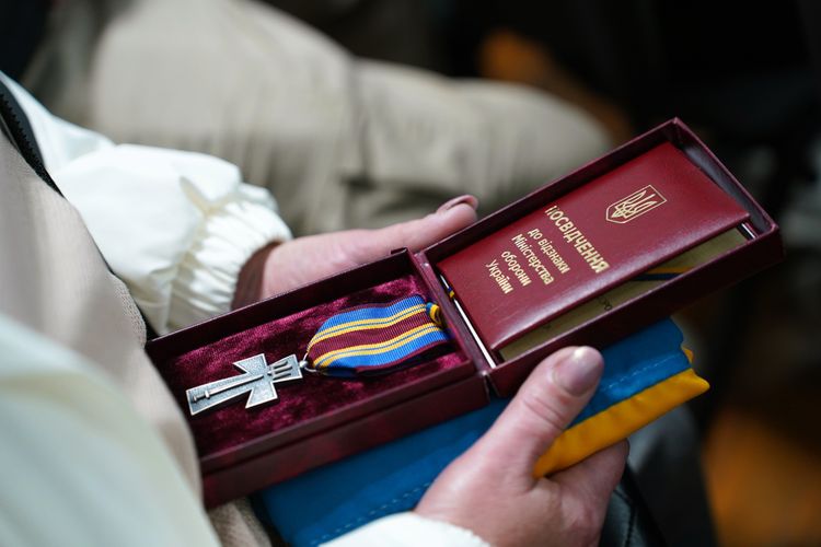 У Полтаві родинам полеглих захисників України передали державні нагороди